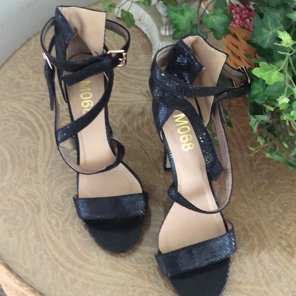 Never worn M068 strapping heels. Sz7.5 - Picture 3 of 7